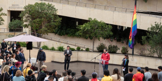 Orgullo LGBTI en Bogotá: Alcaldía iza bandera de la diversidad