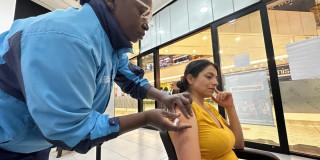 Bogotá recibe dosis de vacunas contra el COVID-19 para gestantes