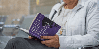 Lee con libro al viento mientras haces tus trámites en RedCADE Bogotá
