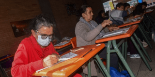 Personas mayores retoman estudios de bachillerato en Bogotá