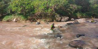 Bomberos Bogotá apoya búsqueda de niña que cayó a quebrada en Usme