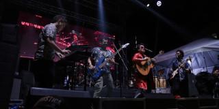 Imagen: foto con una agrupación musical en tarima