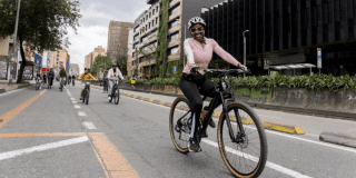 Imagen de una persona montando en bicicleta en la Ciclovía.