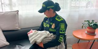 Imagen de una mujer policía amamantó a una bebé recién nacida en la terminal del Salitre en Bogotá.