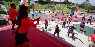 Imagen de instructores dirigiendo actividad física en uno de los parques de Bogotá.