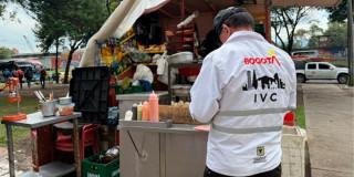 En la foto un gestor de convivencia haciendo una inspección de vigilancia y control