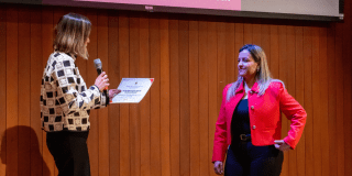 Imagen de registro del evento del evento donde aparecen dos funcionarias