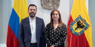 Foto del alcalde Carlos Fernando Galán junto a la nueva directora del IPES, Diana Catalina Arciniegas