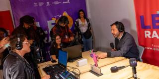 Imagen de 2 locutores trabajando en la emisora LEO Radio con el alcalde Carlos Fernando Galán