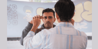 Imgen de dos hombres frente a frente hablando en lenguaje de señas