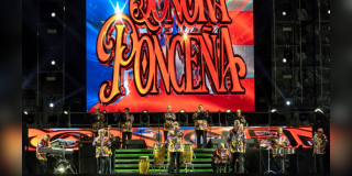 Imagen de la Sonora Ponceña en tarima, atrás suyo se observa una gran imagen con su logo ¨Sonora Ponceña¨