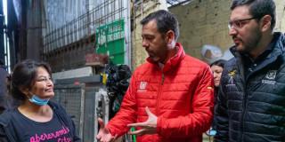 Alcalde Galán conversando con una ciudadana en Usaquén