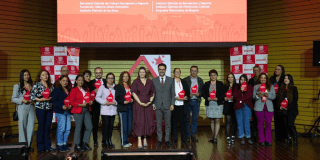 Secretario general junto a personas ganadoras de entidades del sector cultura