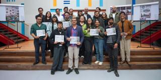 Participantes del concurso de ideas Utopías Postinduistriales con sus diplomas