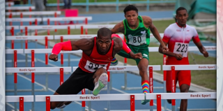 Imagen de deportistas compitiendo en la pista atlética