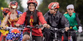 Imagen de niños y jóvenes disfrazados en sus bicicletas.