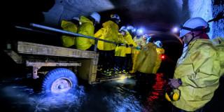 Foto que muestra trabajadores del Acueducto de Bogotá dentro de un tunel