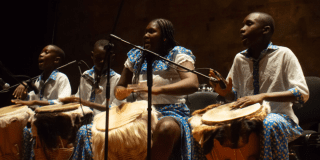 Imagen de un grupo de hombres y mujeres palenqueros tocando su música