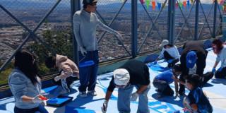 Imagen que muestra personas pintando el piso