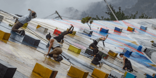 Imagen de varias personas atadas a un arnés realizando acrobacias