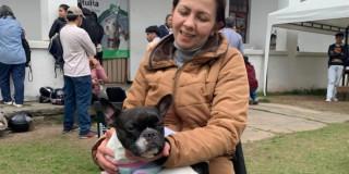 Foto de una mujer con su perro en el punto de esterilización de la universidad Nacional.