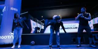 Deportistas de deportes alternativos jugando con un balón