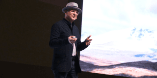 Imagen de Craig Dykers en su intervención durante el Día Mundial de las Ciudades