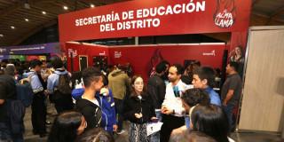 Foto que muestra personas hablando