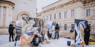 Imagen de varios artistas del gafiti pintando sus obras y de fondo la iglesia de San Francisco