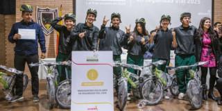 Foto de estudiantes junto a bicicletas en el evento Innovadores Escolares en Seguridad Vial - 2025