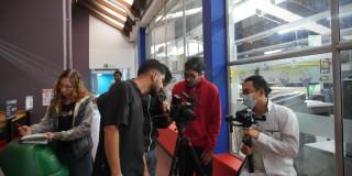 Foto que muestra personas revisando una cámara