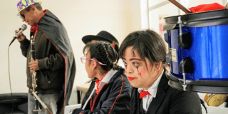 Imagen de una niña maquillada como mimo