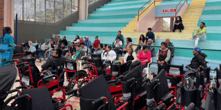 Imagen de varias personas sentadas al frente de varias sillas de ruedas