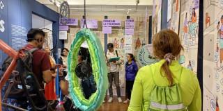 Foto que muestra personas en la exposición Rodar Juntas