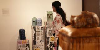 Imagen de persona en exposición “Transformaciones de una ciudad por habitar”