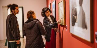 Imagen de personas en exposición de arte