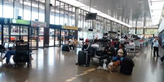 Foto de pasajeros en una de las sedes de la Terminal de Transporte de Bogotá