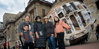 Imagen de una familia a las afueras del Palacio San Francisco, sede oficial de BOG25