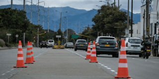 Foto de vehículos andando por las vías de Bogotá