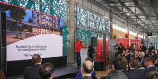 Foto del alcalde Carlos Fernando Galán presentando el Proyecto de Renovación Urbana para la Movilidad Sostenible en Bogotá