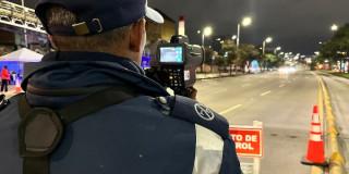 Foto de un Agente Civil de Tránsito efectuando controles de velocidad en vías de Bogotá.