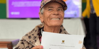 Imagen de Nieves sosteniendo un certificado