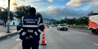 En la foto un agente de tránsito ayudando con la movilidad de Bogotá