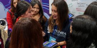 Foto que muestra personas hablando