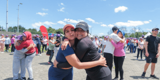 Imagen de dos mujeres deportistas abrazandose