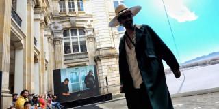 Un hombre en desfile de modas