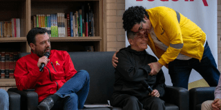 Imagen del alcalde Galán junto a un exhabitante de calle que es abrazado por el secretario de Integración Social