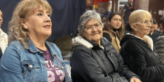 Foto de dos mujeres riendose