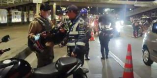 Foto de agentes de tránsito haciendo control a motos en Bogotá