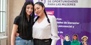 En la foto dos mujeres beneficiarias de las CIOM en Bogotá